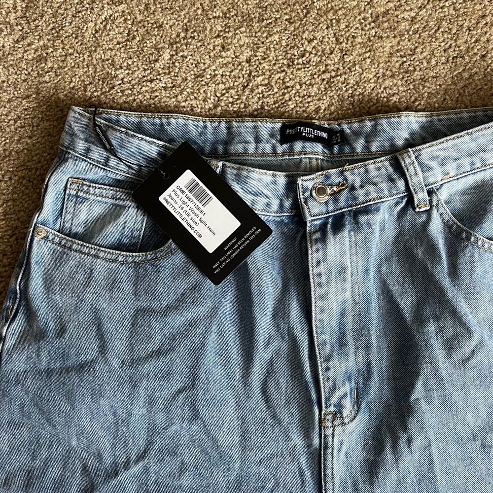 Pretty Little Thing Split Hem Straight Leg Jeans - Picture 3 of 5